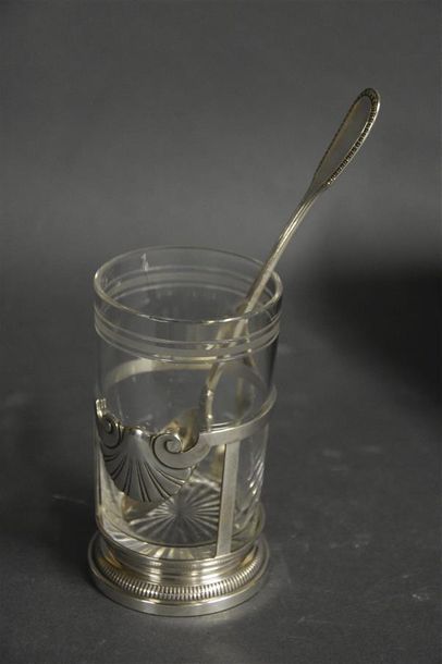 null Un verre (accidenté), sa monture argent et sa cuillère, frise de godrons de...