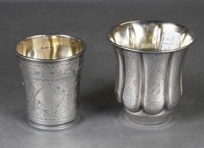 null Réunion de deux timbales en argent à décor en pointillé : - l'une à panse en...