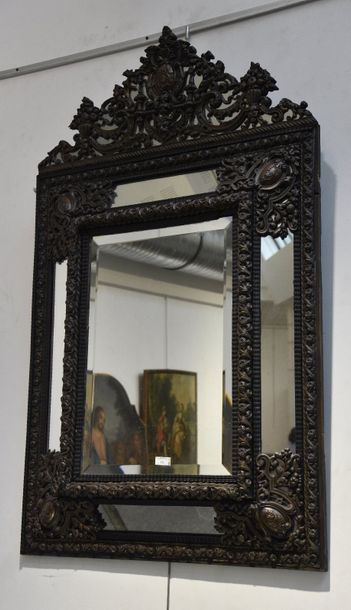 null Miroir à parecloses, cadre en bois plaqué de métal à décor en repoussé d'une...