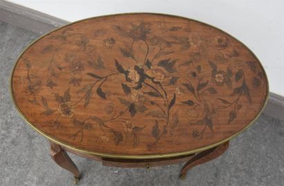 null Table ovale en bois de placage, le plateau et la ceinture marquetés de fleurs,...