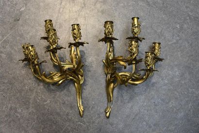 null Paire d'appliques en bronze doré mouvementé à cinq bras de lumières Style Louis...