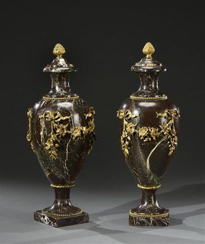 null Paire de vases décoratifs de forme balustre, en marbre rouge veiné à décor de...