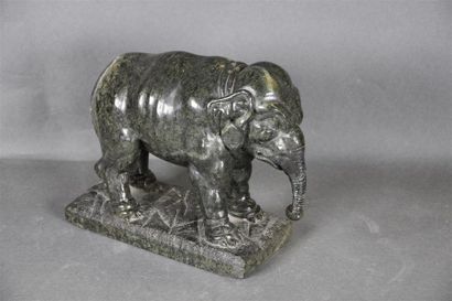 null Statuette d'éléphant en pierre dure H 19 cm L 24,5 cm Accidents restaurés 