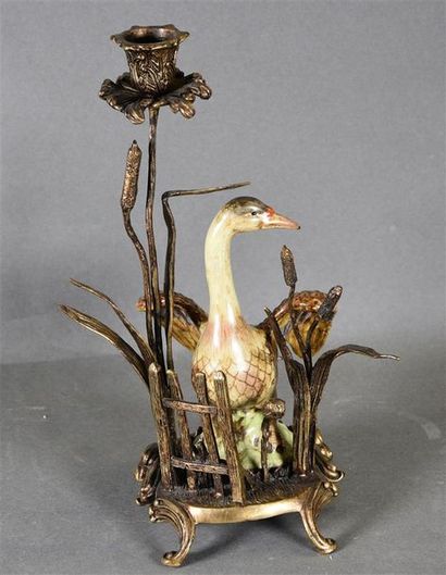 null Bougeoir quadripode en bronze en forme de roseaux animé d'un oiseau en porcelaine...
