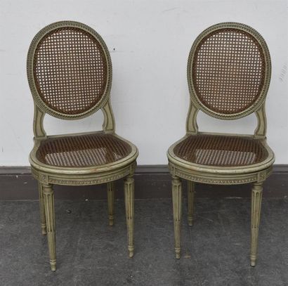 null Paire de chaises en bois laquées de style Louis XVI Etiquette de la maison Krieger...