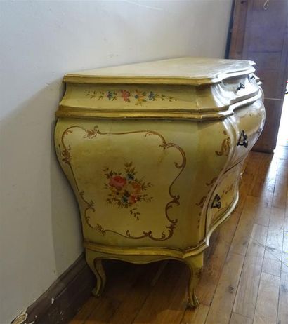 null Commode galbée sur les trois faces, en bois laqué polychrome à décor de fleurs...