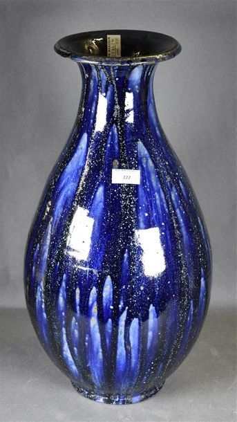 null Roger GUERIN (1896-1954) Vase balustre en céramique à col évasé, décor bleu...