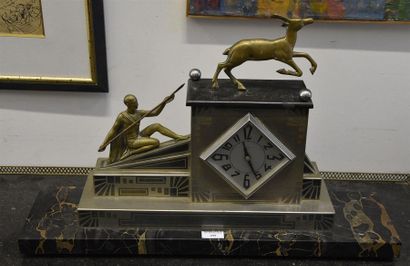 null Pendule à décor de chasseur d'antilopes, en marbre et bronze, signée sur le...