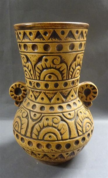 null WEST GERMANY Grand vase en céramique à décor pressé stylisé Cachet sous la base...