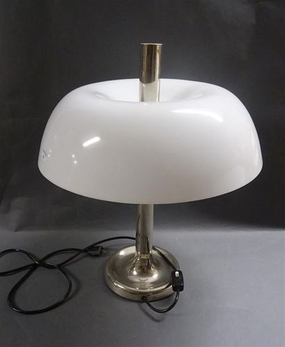 null Egon HILLEBRAND (XXe siècle) Lampe de bureau à piètement en métal chromé et...