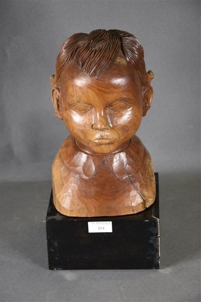 null Travail moderne Buste d'enfant Bois sculpté patiné, gravée B50 sur le côté,...