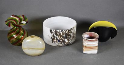 null Travail moderne et contemporain Ensemble de cinq vases en verre multicolore...