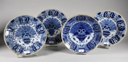 null DELFT, XVIIIe siècle Ensemble de quatre plats creux en faïence à décor en bleu,...