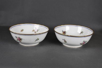 null NYON, XVIIIe siècle Paire de coupes en porcelaine, à décor de jetés de fleurs,...