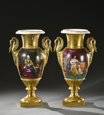 null PARIS Paire d'importants vases urne sur piédouche et base carrée en porcelaine,...
