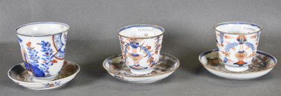 null CHINE, XVIIIe siècle Paire de sorbets et leur soucoupe en porcelaine à décor...