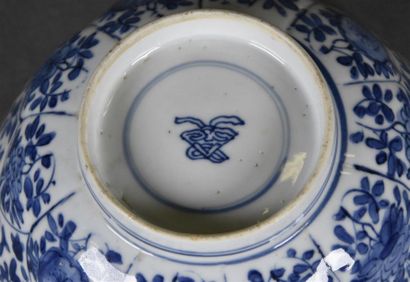 null CHINE, XVIIIe siècle Bol en porcelaine à décor floral en bleu Marque en bleu...