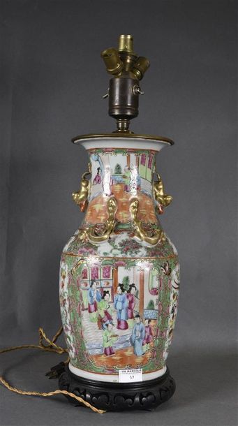 null CHINE, Canton, XIXe siècle 
Vase balustre en porcelaine, à décor polychrome...