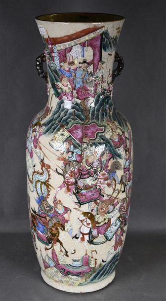 null CHINE, Canton, XIXe siècle Vase en porcelaine à décor polychrome de scènes de...