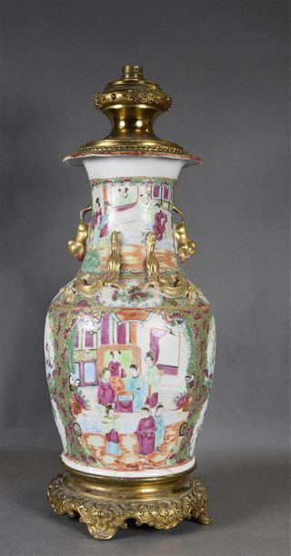 null CHINE, Canton, XIXe siècle Vase balustre en porcelaine, à décor polychrome de...