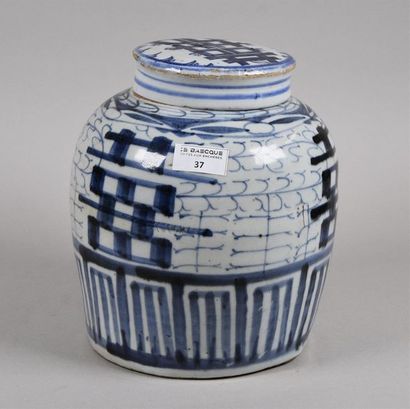 null INDOCHINE, Milieu du XIXe siècle Pot à gingembre en porcelaine à décor bleu...