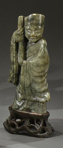 null CHINE, fin du XIXe siècle Sculpture en stéatite verte représentant un moine...