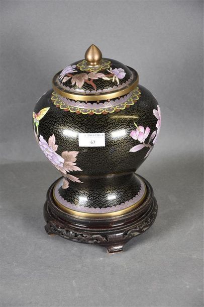 null JAPON, vers 1900 Pot couvert à décor en émaux cloisonnés de pivoines et papillons...