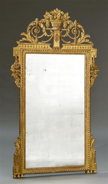 null Grand miroir rectangulaire en bois doré à moulures de perles, feuilles d'eau...