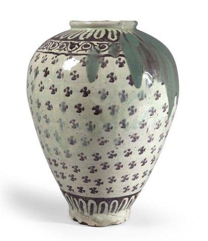 Important vase Qâjâr à décor glacé géométrique....