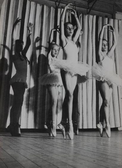 null DANSE, Rudolf Noureev et une partenaire sur scène, jeunes danseuses classiques....
