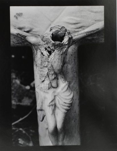 null FRANCOISE, Natures mortes, poupées, statues et Christ. Des sujets abîmés, abandonnés,...