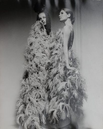 null MODE, Haute couture, Paco Rabanne (sur les thèmes de). Circa 1960-70. Ensemble...