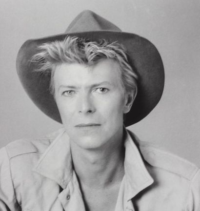 null MUSIQUE. David Bowie (sur le thème de). Deux tirages argentiques sous passe-partout...