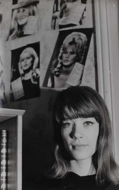 null PARIS-MATCH/MARIE CLAIRE/RISTOPH. Deux portraits de Françoise Hardy. Circa 1964....