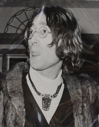 null MUSIQUE. John Lennon qui tire la langue. Circa 1969. Tirage argentique sous...