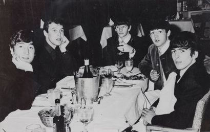 null MUSIQUE. Les Beatles (à 5) à table dans un restaurant. Circa 1960. Tirage argentique...