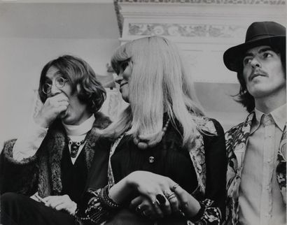 null MUSIQUE. John Lennon, George et Pattie Harrison. Circa 1960-70. Tirage argentique...