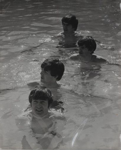 null MUSIQUE. Les Beatles dans une piscine à Miami, aux Etats-Unis. Circa 1964. Tirage...