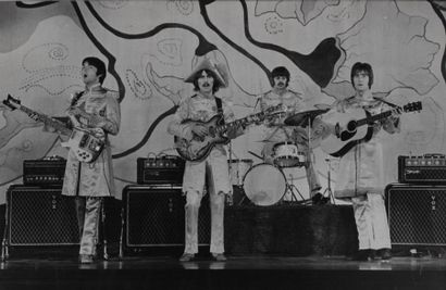null MUSIQUE. Les Beatles chantant "Hello, Goodbye". Circa 1967. Tirage argentique...
