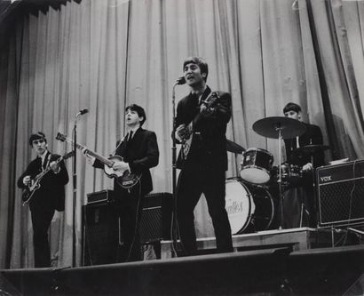 null MUSIQUE. Les Beatles sur scène. Circa 1963. Tirage argentique sous passe-partout....
