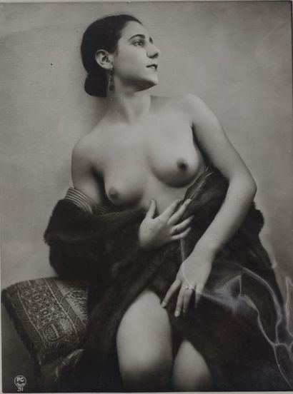 null NU. Ensemble de quatre photographies de nus féminins. Circa 1920-30. Trois photographes...