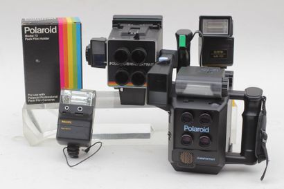 null POLAROID (x3). Un premier appareil Polaroid Mini Portrait Model 402, avec accessoires...
