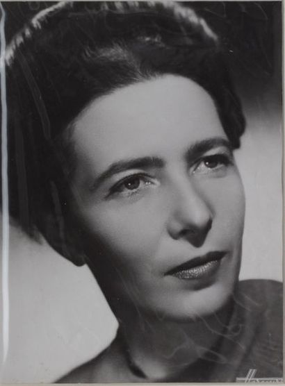 null HARCOURT Paris. Portraits de Simone de Beauvoir, Francis Carco, Zita Fiore et...