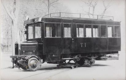 null Transports, sur le thème de (Bus, autorail, locomotive, tramway). Circa 1920-60....