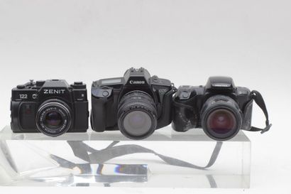 null Ensemble de trois appareils photographiques divers. Boitier Canon EOS 630 avec...