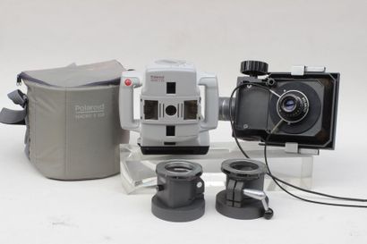 null POLAROID (x4). Un premier appareil Polaroid Macro 5 SLR "5 in 1 Close up System"...