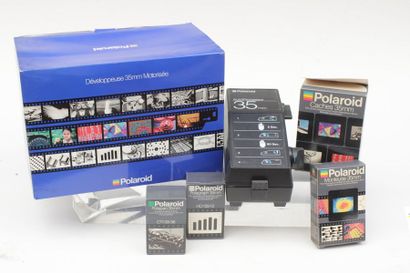 null POLAROID (x4). Un premier appareil Polaroid Macro 5 SLR "5 in 1 Close up System"...