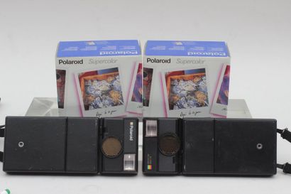 null POLAROID (x4). Un Polaroid SLR 680 avec flash, un Polaroid 600 Land Camera avec...