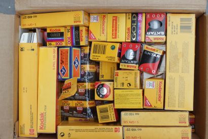 null FILMS, PELLICULES, POLAROID FILM PACK et PAPIERS de DEVELOPPEMENT KODAK et ILFORD....