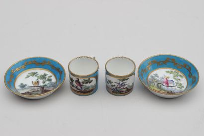 SÈVRES SEVRES
Deux tasses et sous-tasses en porcelaine tendre à décor d'oiseaux à...